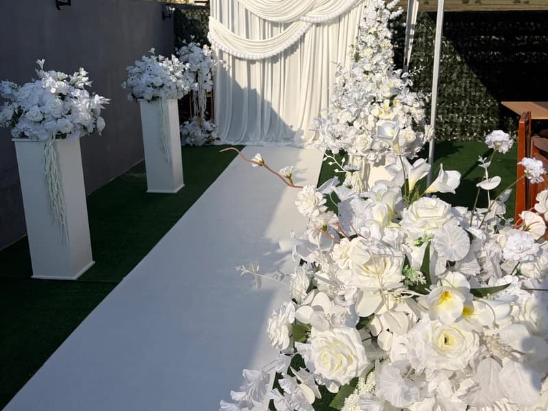 Decor curte mireasă – Eleganță în alb și flori spectaculoase | Era Decor