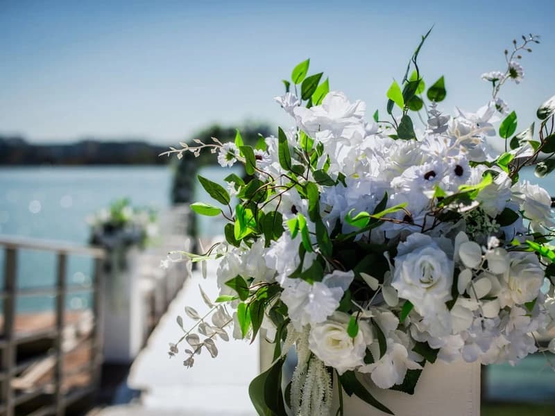 Cununie civilă pe malul lacului în Constanța – decor floral, oficiant și artificii colorate