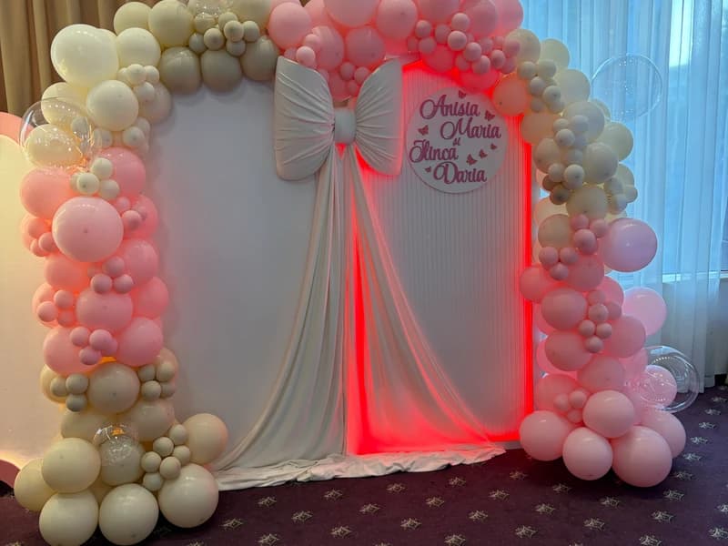 Decor botez la Golden Palace Mamaia – DJ, fotocorner, masă prezidiu și cabină foto